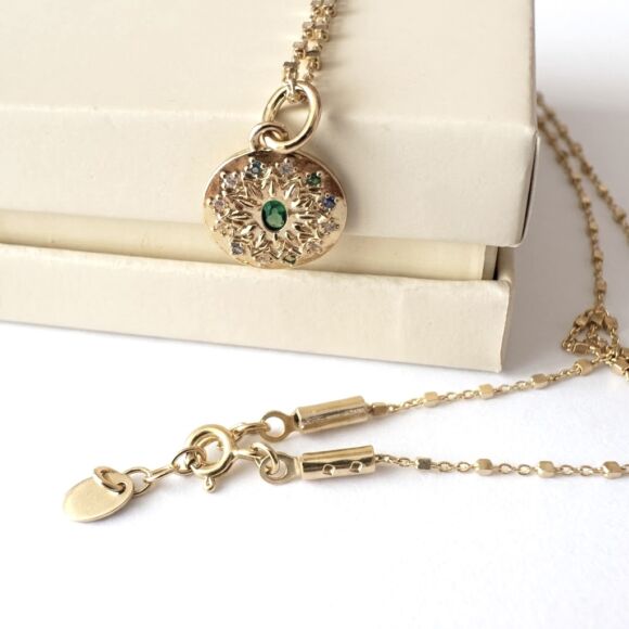 Collier Solène-Talisman doré et pierre verte