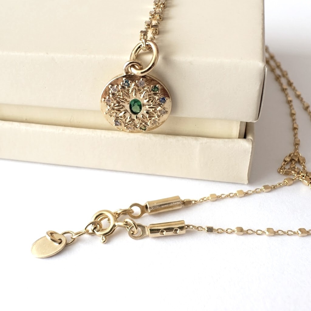 Collier Solène-Talisman doré et pierre verte
