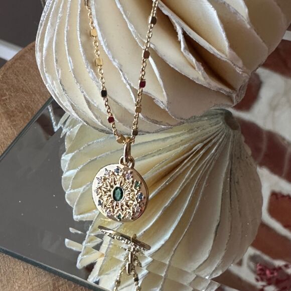 Collier Solène-Talisman doré et pierre verte – Image 3