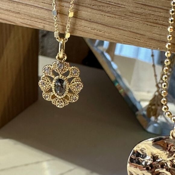 Collier avec pendentif vintage en Argent doré et plaqué-or-Ginette